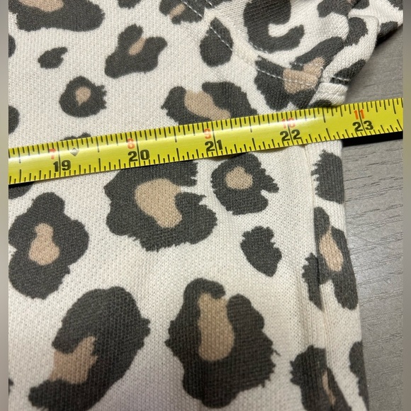 American Eagle Cheetah Crewneck Oversized Jegging Fit. Slit Sides. Women’s Small - Picture 3 of 15